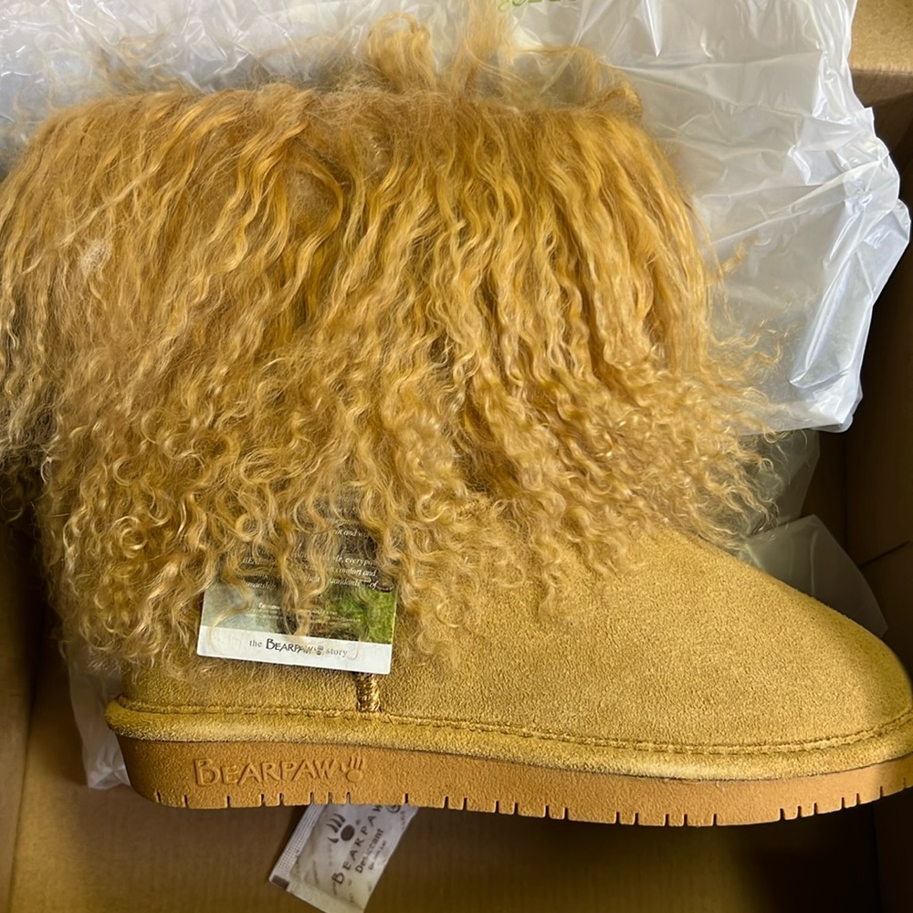 Bearpaw women’s Boo furry Boots Wheat size 5 new in box